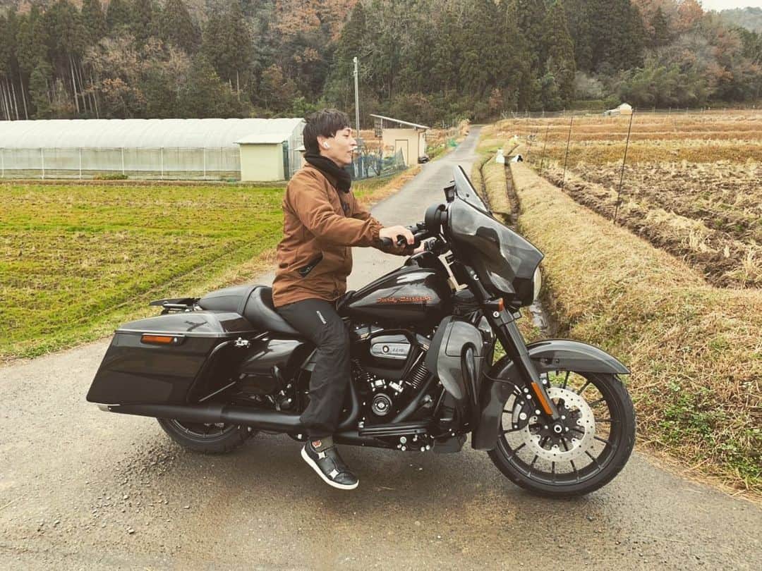 石井誠一さんのインスタグラム写真 - (石井誠一Instagram)「こないだ　せやねんのスタッフさんと京都の亀岡の上ぐらいまでツーリングいったぜ。 その人はこんなバイクだったぜ。1860ccだってよ！どういうこと？」12月22日 0時16分 - sayakaseiichi