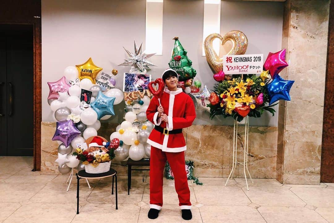 ケビン さんのインスタグラム写真 - (ケビン Instagram)「『KEVINSMAS』2019🎄 お疲れ様でした❣️❣️❣️ 1部と2部にたくさん来ていただいて本当にありがとうございました❤️ 楽しすぎてあっという間な時間でした！皆さんのために僕が用意した歌のプレゼントはどうでしたか？🎅🏻今年のクリスマスはクローバーと一緒に過ごせてとても嬉しいです！✨ 今年のFCイベントは今日で最後だけどまた2020年にもクローバーにたくさん会いたいから待っててね！これからも応援よろしくお願いします🙏 クローバーが好きだー🍀❤️ Had a blast at my Christmas fan-meet in Tokyo today!」12月22日 0時17分 - kevinwoo_official