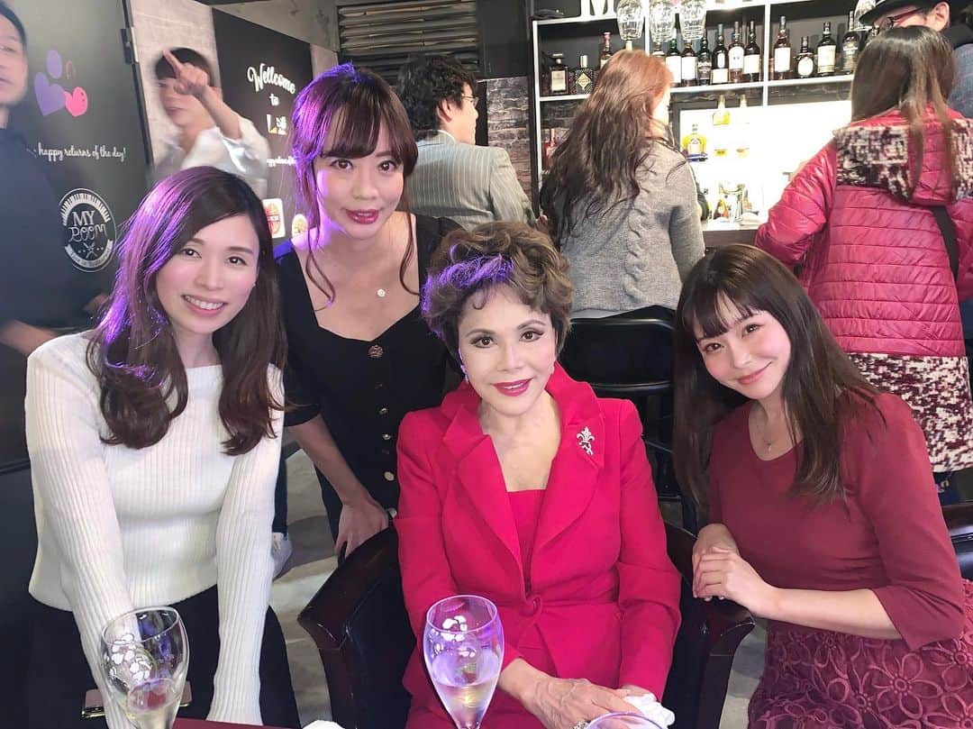 利咲のインスタグラム：「デヴィ夫人にお会いしました✨﻿ お肌が綺麗でオーラがあり美しかったです！﻿ ﻿ ディナーはなんとシャンパン鍋☺﻿ 丸々一本入れるなんて豪華ですね！﻿ こういうの初めて食べました。﻿ とても素敵なお店なのでまた訪れたいなと思います。﻿ ﻿ 年末大好きな友達たちと会えて嬉しかった💓﻿ 今年はそんなに多く集まれなかったけど﻿ 来年はもっと楽しいこと出来たら良いな。﻿ ﻿ ﻿Love my friends❤︎ I was really happy to meet them!  #デヴィ夫人 #DewiSkarno #シャンパン鍋 #champagnehotpnt #渋谷 #松濤 #MyRoom #忘年会 #perty #friend #GFF #merryxmas #happyholidays」