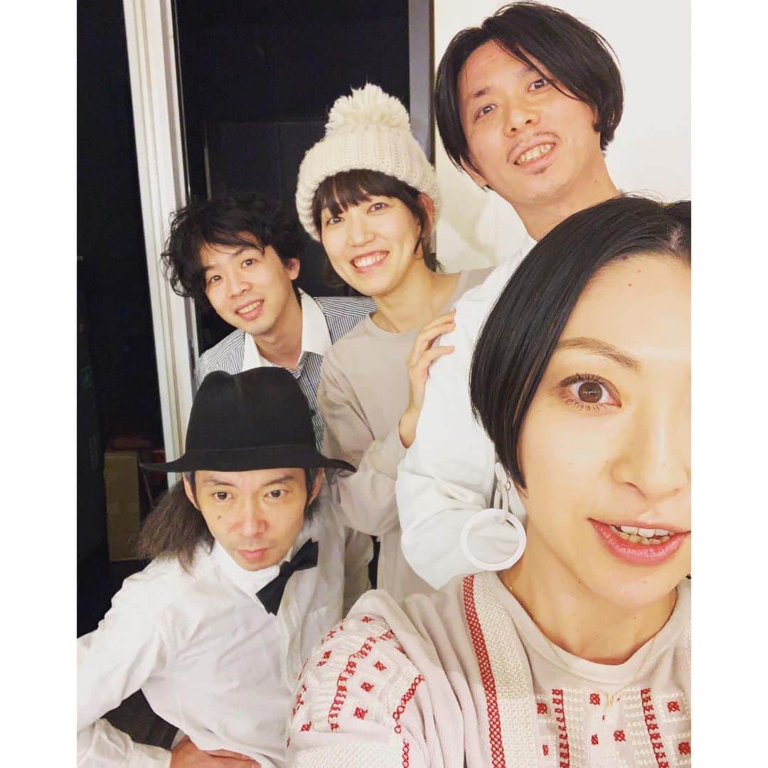 のインスタグラム：「「13th anniversary party〜見晴らしのいい音がする〜」追加公演、満員御礼の天王洲KIWA！本当にありがとうございました！ みんなのおかげですっかり見晴らし抜群になった私、またここから音楽の旅のその先へと元気に踏み出せそうです。 愛しきバンドメンバーにも感謝。またすぐにでも一緒に奏でたい。」