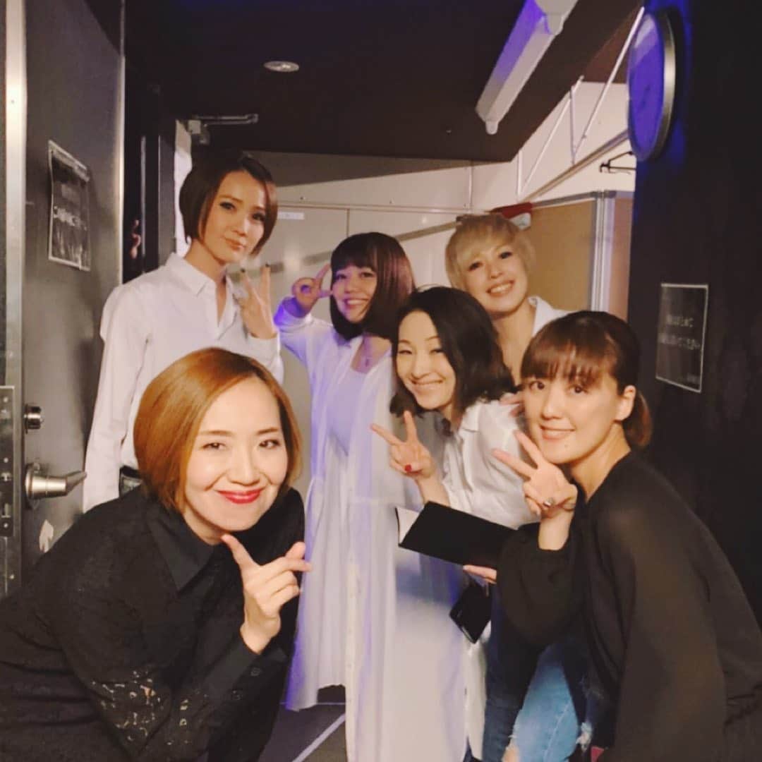 沢口千恵のインスタグラム：「本番直前の袖にて ぱちり。  壱城あずさちゃん 貴千碧ちゃん  Yuko 紗綾  スペシャルゲスト 小田島夏希さま  と一緒に。  今回のライブは みんなとディープに1対1で たくさん話す時間をつくれていて それぞれと向き合いながら つくれたのが嬉しかった。  それぞれの日々 それぞれの想い それぞれの希望 それぞれのピュアさ 色々なものたち。  生きるリアルはかけがえがない。  私はひたすら感じて想像して 想定して描いて ぐさぐさえぐって落ち込んで 希望をみて確かめて。  もっと精進せねば。 まだまだみたいものがあるから。  ほんと、もっともっと精進せねば！！！ 嗚呼、遠い！！！笑」