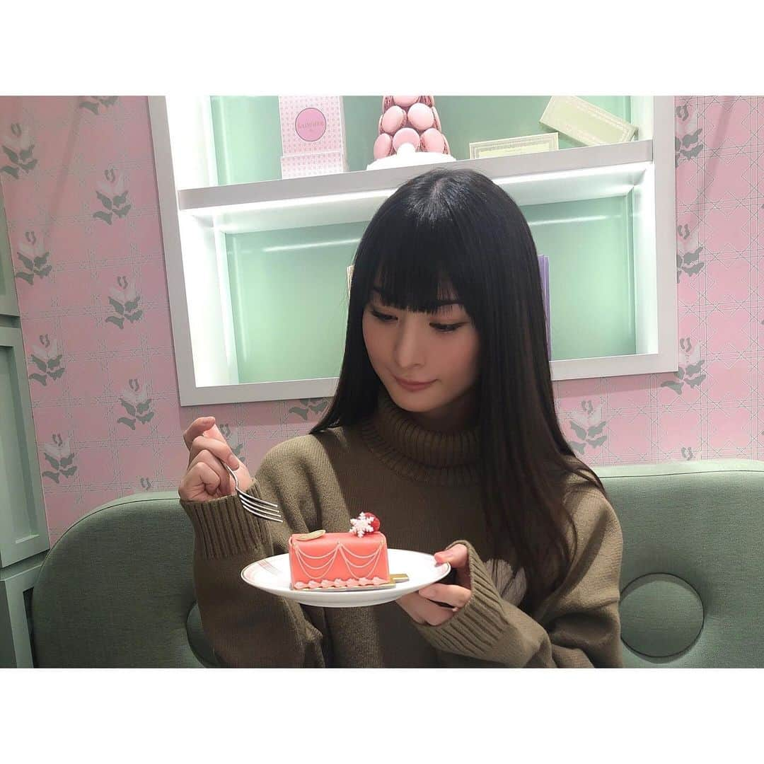 繭さんのインスタグラム写真 - (繭Instagram)「ㅤㅤㅤ ㅤㅤㅤ 新しくBunkamuraにオープンしたLadurée🎀 ㅤㅤㅤ 私のInstagram なにか食べてること多めですね🍰笑 ㅤㅤㅤ #渋谷カフェ #Ladurée #Bunkamura #followme #followmejp #followjp」12月22日 0時34分 - mayumayu1008