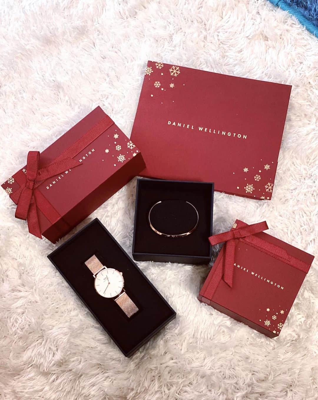 miya(ミヤマアユミ)さんのインスタグラム写真 - (miya(ミヤマアユミ)Instagram)「クリスマスファッションコーデ🎄最近購入した物や今年のお気に入り。見事に赤〜紫系ばかりですがクリスマスならありかもとここぞとばかりに詰め込みました🎅  時計&バングル @danielwellington ピアス @wiz___18  指輪 @nojess_official 靴 #bleubleuet 鞄 @sevinc8_2013  時計はお気に入りのPETITEシリーズに大きめの32mmサイズが出ていました。色んなテイストに合うしベルトが付けやすくて迷ったらコレという感じで愛用しています。 今年の #DWホリデーギフト クリスマスラッピングがボルドーにゴールドの装飾でとても好みでテンション上がりました。お渡し用紙袋まで🛍 クーポンコード発行頂いたので大切な人へのプレゼントや、頑張った自分へのご褒美にぜひ🎁  https://www.danielwellington.com/jp  15%offクーポンコード:miya(2020/01/31まで有効、DW公式直営店舗とWEBショップにて使用可能） 🎄 12/27までに、2点以上のご購入で20%OFF(全商品対象) 🎄 日本限定クリスマスギフトラッピング無料 🎄 15％OFFクーポン併用可能  #ダニエルウェリントン #drawing #artwork #art #illust #illustration #draw #illustrator #イラスト #イラストレーター #落書き #miyamaayumi #ミヤマアユミ #花 #flower #watercolor #水彩 #illust #illustration #illustrator #イラスト #イラストレーター #落書き #手描き #手書き #アナログ #アナログイラスト #イラストグラム #いらすとぐらむ #ファッション #ファッションイラスト #fashion #pr」12月22日 0時38分 - miya78pic