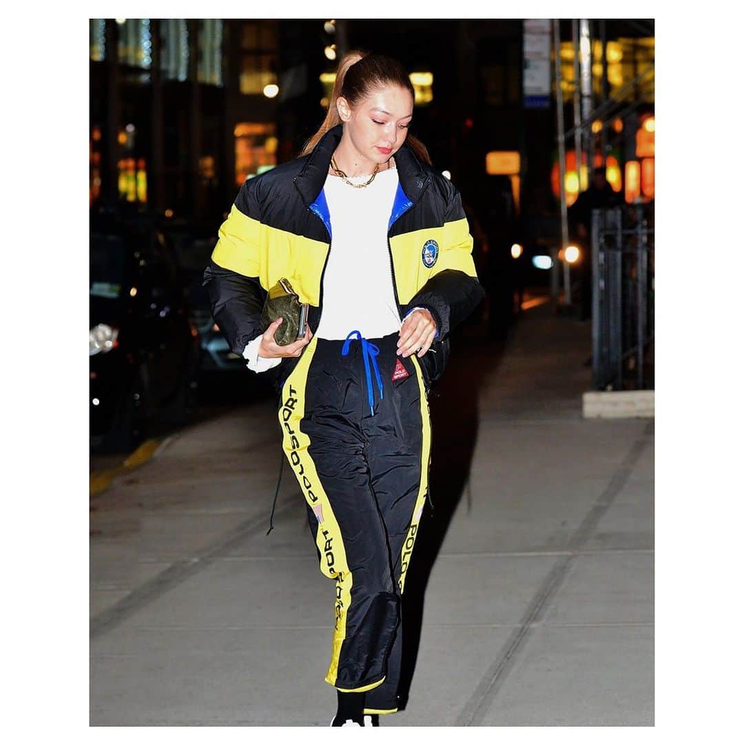 Polo Ralph Laurenさんのインスタグラム写真 - (Polo Ralph LaurenInstagram)「#GigiHadid seen in New York City wearing a #PoloRalphLauren reversible down jacket and #PoloSport track pants.  #PoloRLStyle」12月22日 0時47分 - poloralphlauren