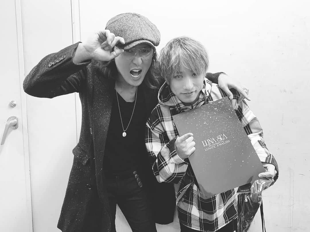 KENJI03さんのインスタグラム写真 - (KENJI03Instagram)「LUNA SEA 30周年LIVE ただただ痺れました。。 98年のSHINEツアーぶりの クリスマスライブ参戦!! 嬉しすぎて スタンプリーばりにガッついてメンバー様と写真を撮って頂きました。  ここではJ様と！！ 夢叶ったー！！ #lunasea #lunaticxmas  #ルナシー #slave #ryuichi #sugizo #inoran #j #真矢 #backon #kenji03 #teeda #hiyunk #composer #trackmaker #songwriting」12月22日 0時42分 - hiyunk_backon