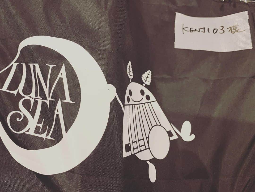 KENJI03さんのインスタグラム写真 - (KENJI03Instagram)「LUNA SEA 30周年LIVE ただただ痺れました。。 98年のSHINEツアーぶりの クリスマスライブ参戦!! 嬉しすぎて スタンプリーばりにガッついてメンバー様と写真を撮って頂きました。  ここではJ様と！！ 夢叶ったー！！ #lunasea #lunaticxmas  #ルナシー #slave #ryuichi #sugizo #inoran #j #真矢 #backon #kenji03 #teeda #hiyunk #composer #trackmaker #songwriting」12月22日 0時42分 - hiyunk_backon