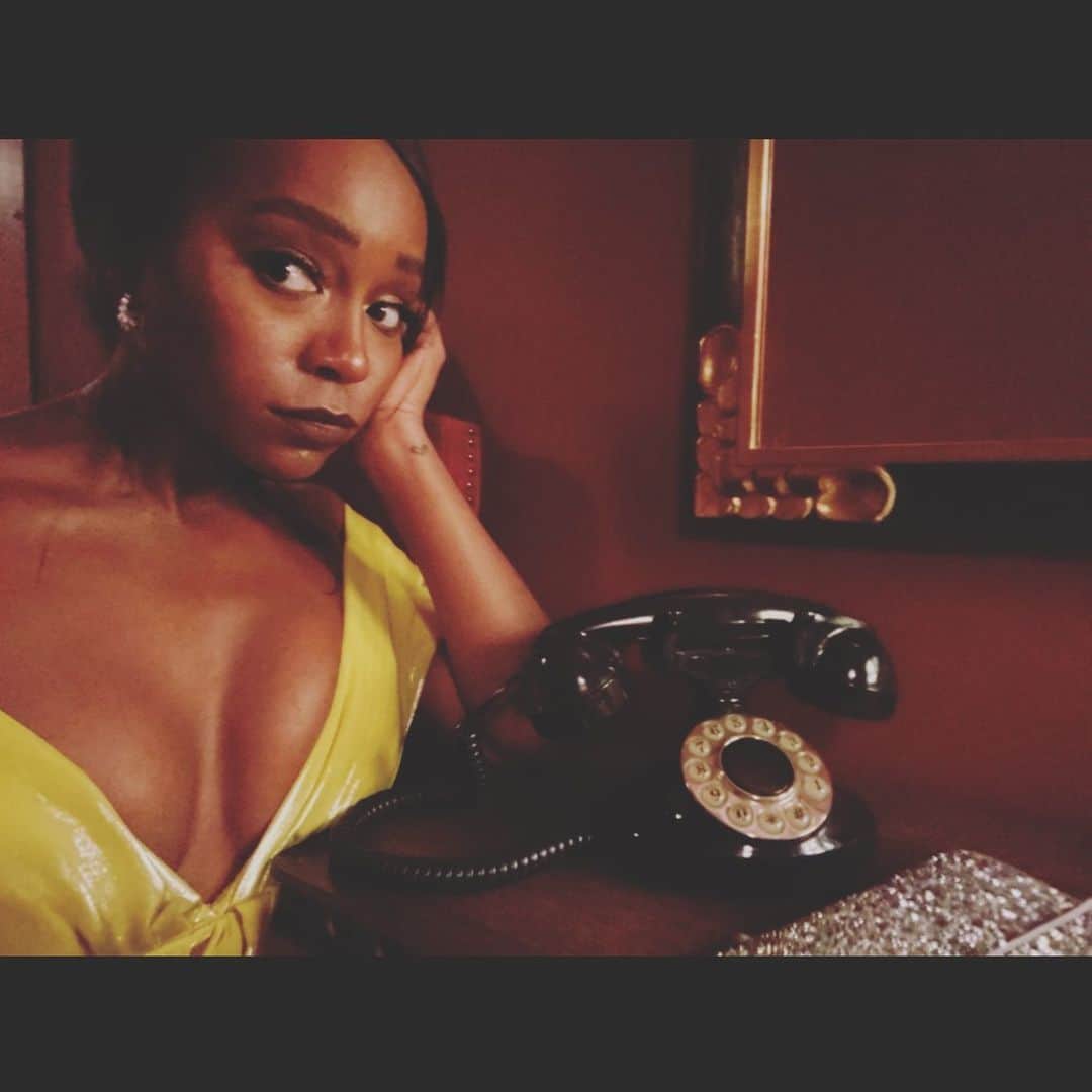 アジャ・ナオミ・キングのインスタグラム：「Hello! May I speak to Barbara? Barbara, this is Shirley. ...So Woman to Woman 💋」