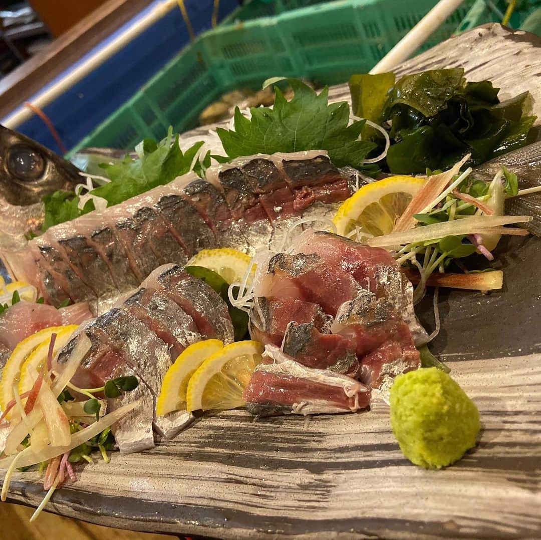 鶏魚 谷町のインスタグラム：「鶏魚です！しーちゃんです🎶 忘年会シーズンですね♡ まだまだ予約受け付け中です❣️ #アジの造り #忘年会シーズン #鶏魚 #大阪 #谷町四丁目 #駅近 #セルフ飲み放題 #地域最安値 #コース #座敷 #個室 #貝盛り放題 #ガンガン焼き #あさり #はまぐり #ホンビノス貝 #牡蠣 #さざえ #飲み会 #女将」