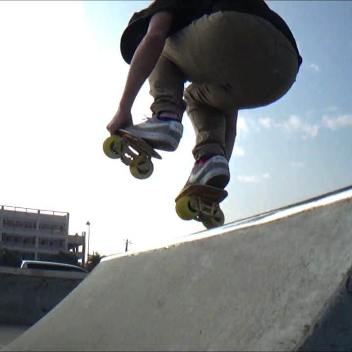 山本勇のインスタグラム：「〰️ ➿ ➿ 🤹‍♂️ #freeskates #漂移板 #jmk #jmkride  #sixtyfour  #isamuyamamoto  #rollwithus  #joinmykrew  #brailleskateboarding」