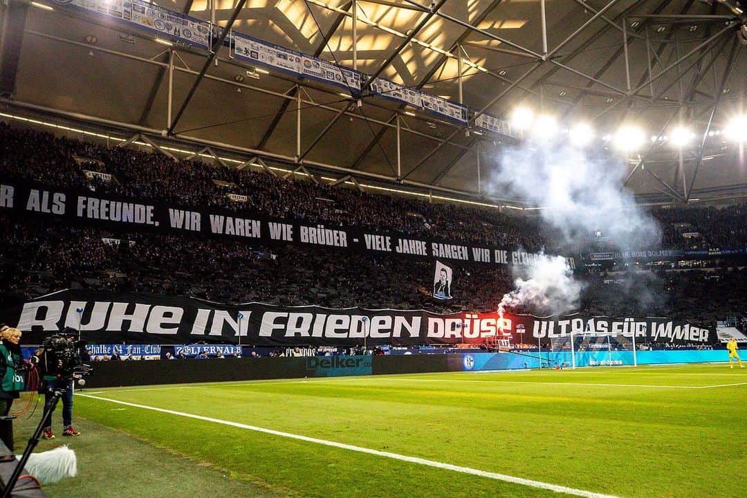 ゲーラルド・アサモアのインスタグラム：「Ruhe in Frieden, Drüse 🙏🏿🙏🏿🙏🏿 Wir kannten uns flüchtig und sind uns in all den Jahren auf Schalke immer wieder über den Weg gelaufen. In den Begegnungen und Erzählungen über Dich habe ich irgendwie immer gespürt: Der Mann ist Schalke, das ist einer von den Menschen, die den Verein ausmachen. Ich wünsche der Familie jetzt viel Kraft in dieser schwierigen Zeit! 🙏🏿 #S04Family」