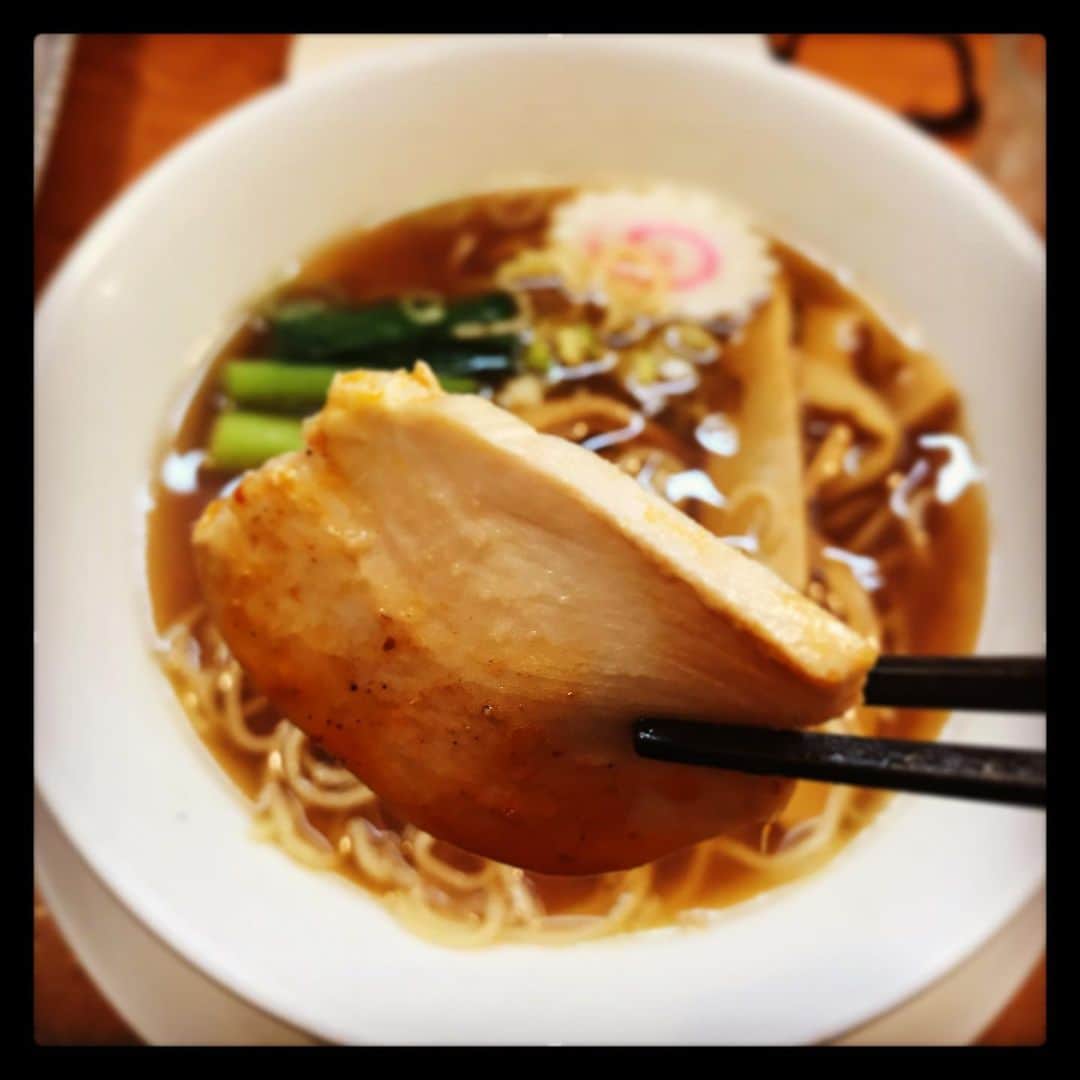 北山陽一のインスタグラム：「そう。ぼくはね、鶏肉を食べています。鶏肉をね、食べています。」