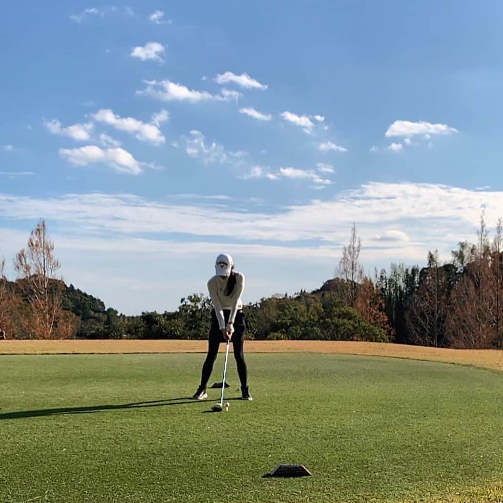 のインスタグラム：「#GOLF #ラウンドは #週1ペース ⛳️ で #ハマり中  #レッスンも 頑張ってる けど #スコア は良くならない😞 #100ぎりはまた来年の目標  #2019年ラウンド納め #暖かくてゴルフ日和 #2020年もゴルフがんばる❣️」