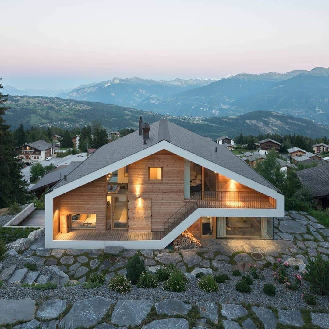 MT DOMAINEさんのインスタグラム写真 - (MT DOMAINEInstagram)「We wouldn’t mind spending our holidays in this chalet by @search_architects. Who agrees? 🙋‍♀️📸: @ossipvanduivenbode」12月22日 0時49分 - mydomaine