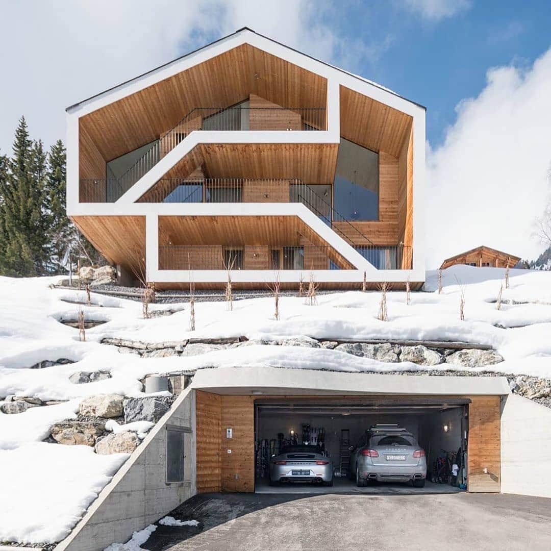 MT DOMAINEさんのインスタグラム写真 - (MT DOMAINEInstagram)「We wouldn’t mind spending our holidays in this chalet by @search_architects. Who agrees? 🙋‍♀️📸: @ossipvanduivenbode」12月22日 0時49分 - mydomaine