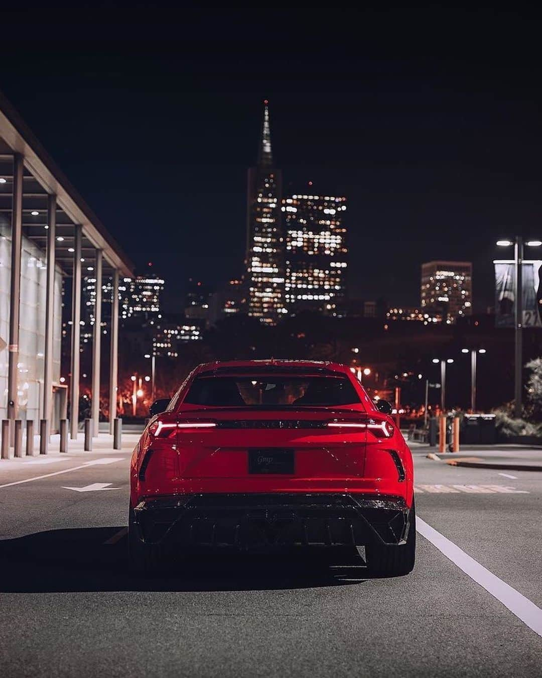 CARLiFESTYLEさんのインスタグラム写真 - (CARLiFESTYLEInstagram)「Forged Carbon Mansory Urus. Thoughts? @tatty55 @russian007am | Photo @guywithacamera415 #carlifestyle #Mansory #Urus」12月22日 0時53分 - carlifestyle