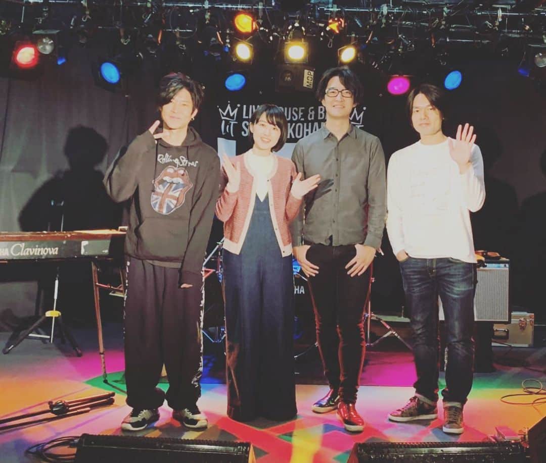 染谷俊のインスタグラム：「音楽書簡vol.3 at 新横浜lit。 今日は、コアラモードさまを迎えてのライブでした。 コアラモード、とってもとっても素晴らしかったぁ！ 良かったぁ。惹きこまれたー。 歌も詩もメロディもアレンジも演奏も、 どの曲も良かった。 その人にしかない、そのバンドにしかない世界を持ってるアーティストって、 ホント、最高だなぁと思った。 染みた歌、いっぱい。 今回、音楽書簡に来ていただき、 本当に感謝です。 そして、集まってくれたみんな、 初めて出逢えた皆さんも、 本当にありがとうございました！ あったかな、楽しい、そして深い、 冬の夜をいただきました。 ありがとう！ 『音楽書簡』。 これからも、このイベントでしか感じられないものをやっていこうと思います。 また、来てねっ！ 今日のために作った歌は、 『冬の夜』って名前だよ。  あまりにいい夜だったから、町に出てみた。 カウンターで、ひとり呑みで、ひ、た、る。  #音楽書簡 #コアラモード #佐藤亙 #染谷俊」
