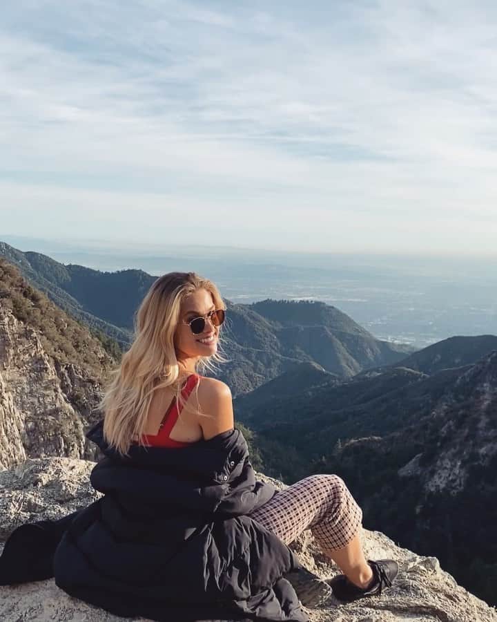 ナタリー・ジェーン・ローザーのインスタグラム：「5 minutes of this view felt like I’d been away on vacation for 5 days. Mesmerized by nature 🍂❄️Cold under control with the new @aloyoga puffer jacket 🤎 #aloambassador #california #view」