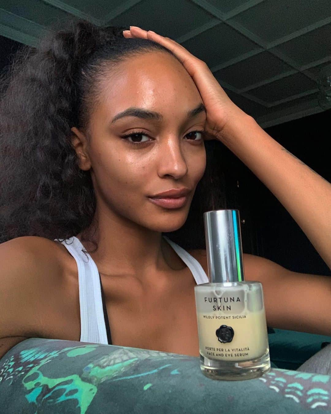 ジョーダン・ダンさんのインスタグラム写真 - (ジョーダン・ダンInstagram)「Sharing my new skincare discovery @furtunaskin! With rare, wildy foraged and all natural ingredients from Sicily, their face and eye serum has given my winter skin new life. More to come on how this serum has become a staple in my skincare routine tonight on stories! #furtunaskin #wildlypotent #ad」12月22日 0時59分 - jourdandunn