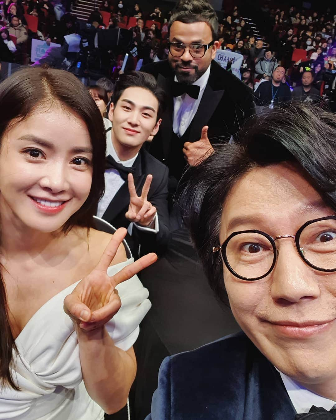 イ・シヨンさんのインスタグラム写真 - (イ・シヨンInstagram)「#2019kbs연예대상 #으라차차만수로 우리팀 상탔어요🎉🏅😭😭😭 해외일정때문에 박이사님이랑 카이가 못와서 아쉬웠지만.. 수로구단주님과 박문성이사님 럭키이사님.그리고 진짜 깜놀할정도로 더 잘생겨진 울막내#백호 그리고 카이덕분에 저까지 상받아서 너무너무 행복합니다💗🙇‍♀️👍 으라차차만수로 응원해주신 모든분들 감사드려요🧡 #모두고생했어요 #끝까지화이팅🙏」12月22日 1時00分 - leesiyoung38