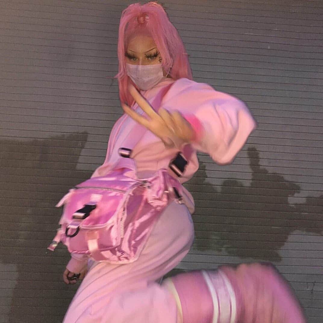 ジョージジーナ&ルーシーのインスタグラム：「Pastel dreams 🌸 @astrogyans with our „Pu$h Her“. • • • • #georgeginalucy #gglsquad #hypebae #pink #pastel #hypebeast #snobshots #baesmentapproved #streetstyle #streetwear #streetfashion #portrait #pastelgrunge #pastelhair #makeup #hairstyle」