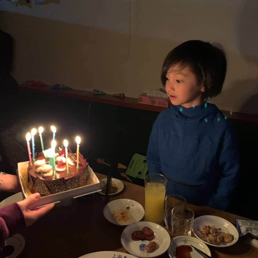 真山景子のインスタグラム：「保育園のときの友情がまだ続いていて みんな仲良し。兄弟みたいだな〜w親たちもすっかり居心地がいい❤クリスマス会&忘年会&エイトバーズデーまでしてもらっちゃった🥰🙏🙏🙏🙏🙏」