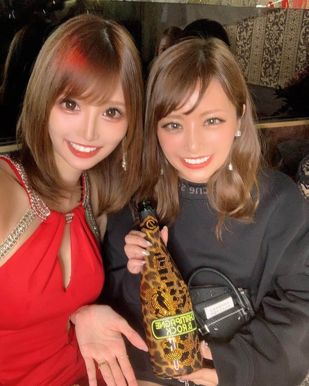 桜咲乃愛さんのインスタグラム写真 - (桜咲乃愛Instagram)「福岡からゆいちゃんが来てくれた(  ˊᵕˋ )♡ ディーロックシャンパン初めて飲んだ〜🥰♥️♥️♥️✨ 限定の豹柄のやつ社長さんが持ってきてくれたよ😘💕🍾 嬉しかったし可愛かった❤ ありがとう🥰♥️♥️♥️✨ ほかの席でもディーロック飲んだよ😆💓💓💓 nowはまだゴールドしか置いてないんだ〜🥺♥️ ディーロックはいつも花火ついててフィーバーしてる🤣💕💕💕！！！笑  @champagne_drock  #drock#ディーロック#ディーロックシャンパン#期間限定 #限定カラー#ディーロックゴールド #彩花ゆい#歌舞伎町#キャバ嬢#なかよし」12月22日 12時03分 - noasama1101