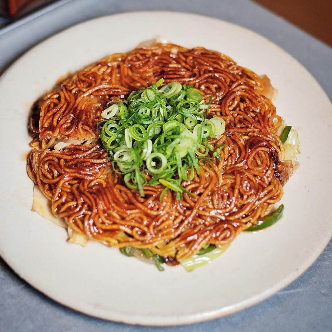 TRUNK(HOTEL)さんのインスタグラム写真 - (TRUNK(HOTEL)Instagram)「TRUNK(KUSHI)のシグニチャーのメニューのひとつ「ハチ公炒麺」 ⠀⠀⠀⠀⠀⠀⠀⠀⠀ 昭和21年に渋谷で生まれた地ソース「ハチ公ソース使用」を使用し、中華そばをパリッと焼き上げ、炒めた野菜の上に重ねて仕上げました。 ハチ公ソースをおいしく食べてほしいという思いからできた1品です。 ⠀⠀⠀⠀⠀⠀⠀⠀⠀⠀⠀⠀⠀⠀⠀⠀⠀⠀ ⠀⠀⠀⠀⠀⠀⠀⠀⠀ #trunkhotel #ブティックホテル #boutiquehotel #socializing #food #eat #kushi #レストラン #串 #ディナー #tokyo #shibuya #omotesando」12月22日 12時03分 - trunkhotel_catstreet