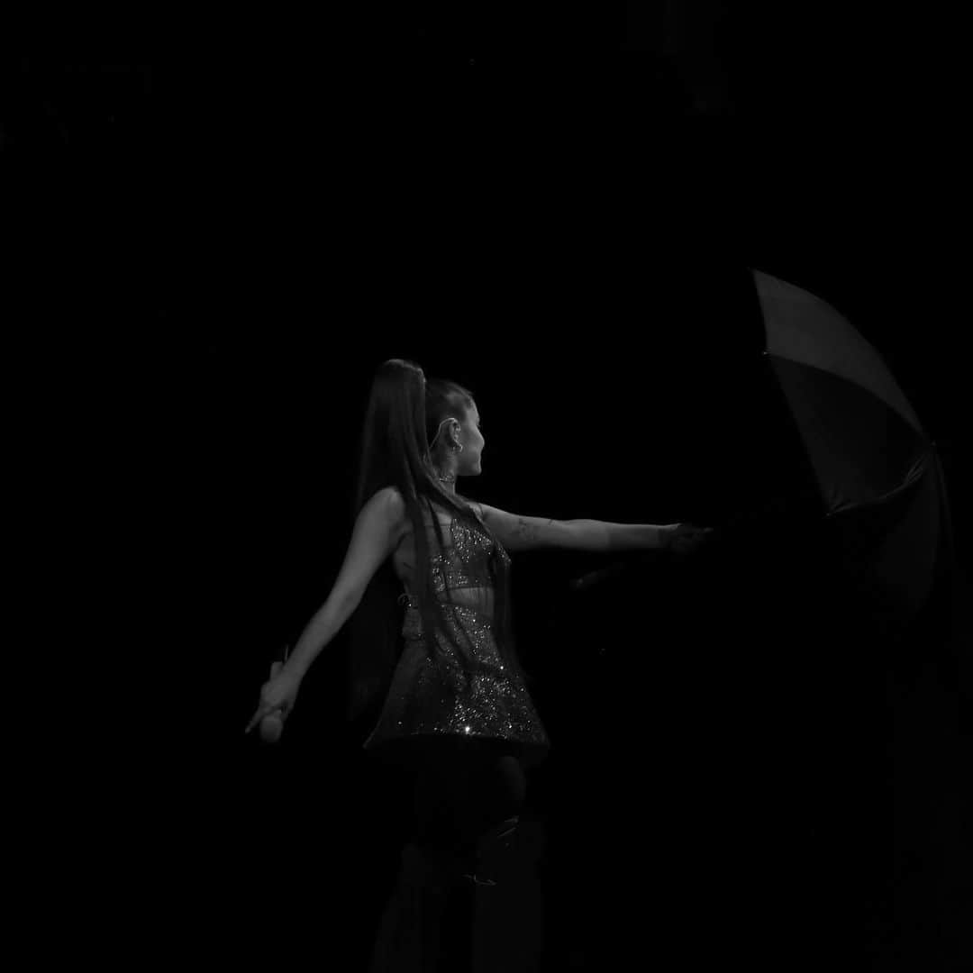 アリアナ・グランデさんのインスタグラム写真 - (アリアナ・グランデInstagram)「🌑」12月22日 12時04分 - arianagrande