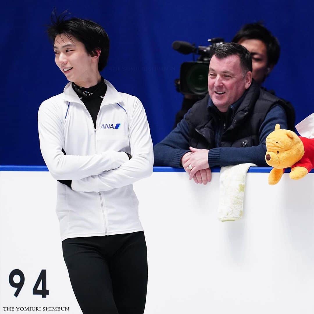 羽生結弦さんのインスタグラム写真 - (羽生結弦Instagram)「#Repost @yomiuri_news [ #フィギュアスケート #全日本選手権 ] 22日に行われる男子フリーに向け、21日も選手たちが氷の感触を確かめました。最終第４グループの公式練習は、ピリッと緊張感がありながら終始和やかな、すごくいい雰囲気で行われました。寒い中何時間も前から並んで、見守ってくれた観客の皆さんのおかげなのか、SP終わってみんなふっきれたのか、ヒリヒリと切れるようなSP前までの公式練習とは空気も表情も違う感じがしました。このリラックスした感じ、もしかしてみんなお互いに刺激し合うようなすごいフリーのやり合いが見られるのではとわくわくします。しかし、今日も誰も大きなケガをすることなく滑り終えれてよかった（若杉） #羽生結弦 #宇野昌磨 #佐藤駿  Today's official practice for All Japan Figure Skating competition Men Free skating at Yoyogi in Tokyo, Japan on December 21, 2019. (Kazuki Wakasugi / the YOMIURI Shimbun) #yomifigure #YuzuruHanyu #ShomaUno #shunsato」12月22日 12時05分 - yuzu_kanami