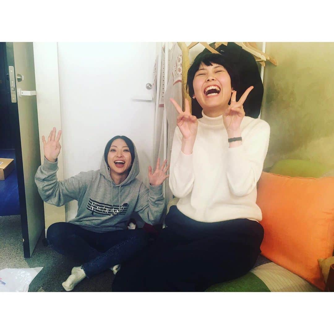 のインスタグラム：「おはよう☻ 昨日エネルギー出し尽くして身体がバキバキじゃい。笑 終演後、楽屋に戻ったら大学時代からの大親友でアパレルブランド「grin」ディレクターでもあるみっくがいて、一気にフラットな自分に戻れた。歌うまくなったねって褒めてもらった♡笑」