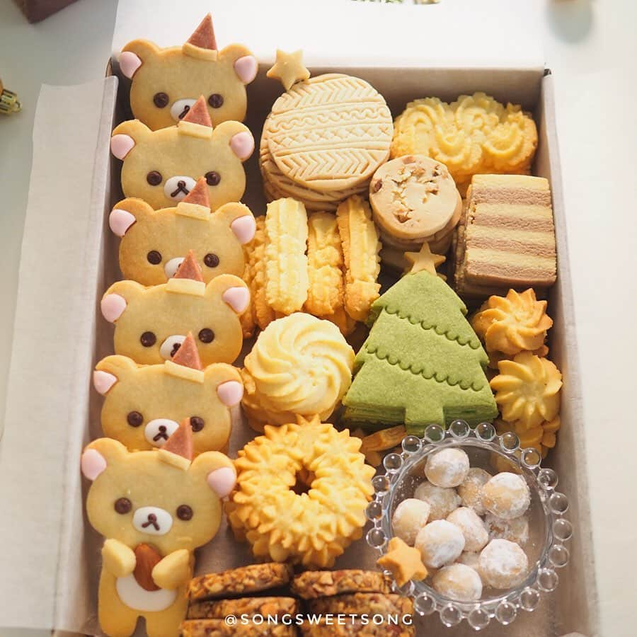 Song Sweet Songさんのインスタグラム写真 - (Song Sweet SongInstagram)「🍪🐻🎁✨ . クリスマス🎄クッキーはいかがですか〜✨ 。 Christmas is coming and my assorted cookie is ready 🎄✨ 。 ของขวัญสุดฮิตช่วงนี้ ต้องหนีไม่พ้นคุกกี้แน่นอนค่ะ สองทำกล่องนี้เป็นไอเดียน่ารักๆ เผื่อใครยังนึกไม่ออกว่าจะให้อะไรเป็นของขวัญปีใหม่  ลองเอาคุกกี้หลายๆรสมาจัดเรียงในกล่องแบบนี้ดู ใครที่ได้รับไปแล้ว เปิดมาเจอแบบนี้ต้องร้องว้าวแน่ๆฮะ~🎄✨ #rillakuma #リラックマ　#アイシングクッキー　#クッキー　#christmas  #christmasgifts  #christmasgiftideas  #foodphotography #foodblogger #xmas #xmas2019  #cookiedecorating  #icingcookies  #decoratedcookies  #royalicingcookies  #cookiestagram #냠냠  #맛스타그램  #크리스마스  #크리스마스선물  #おうちカフェ  #手作りお菓子 #bakedwithlove #songsweetsong  #songsweetsong_cookie_diary #songsweetsong_iceboxcookies . 。 。 . 。 。 . Gifts of time and love are surely the basic ingredients of a happy holiday! ❤ . … 。。 ส่งท้ายปลายปีด้วยโปรโมชั่นจาก @danielwellington และรับส่วนลดถึง 20% เมื่อซื้อสินค้าสองชิ้นหรือสองชิ้นขึ้นไปเฉพาะที่ www.danielwellington.com! และอย่าลืมใช้โค้ด sweetsong2019 รับส่วนลดเพิ่มอีกทันที 15% เพื่อประหยัดสูงสุดถึง 32%. ทุกออเดอร์มาพร้อมกับบริการห่อของขวัญ! #DanielWellington #DWThailand #DWinTH」12月22日 10時35分 - songsweetsong