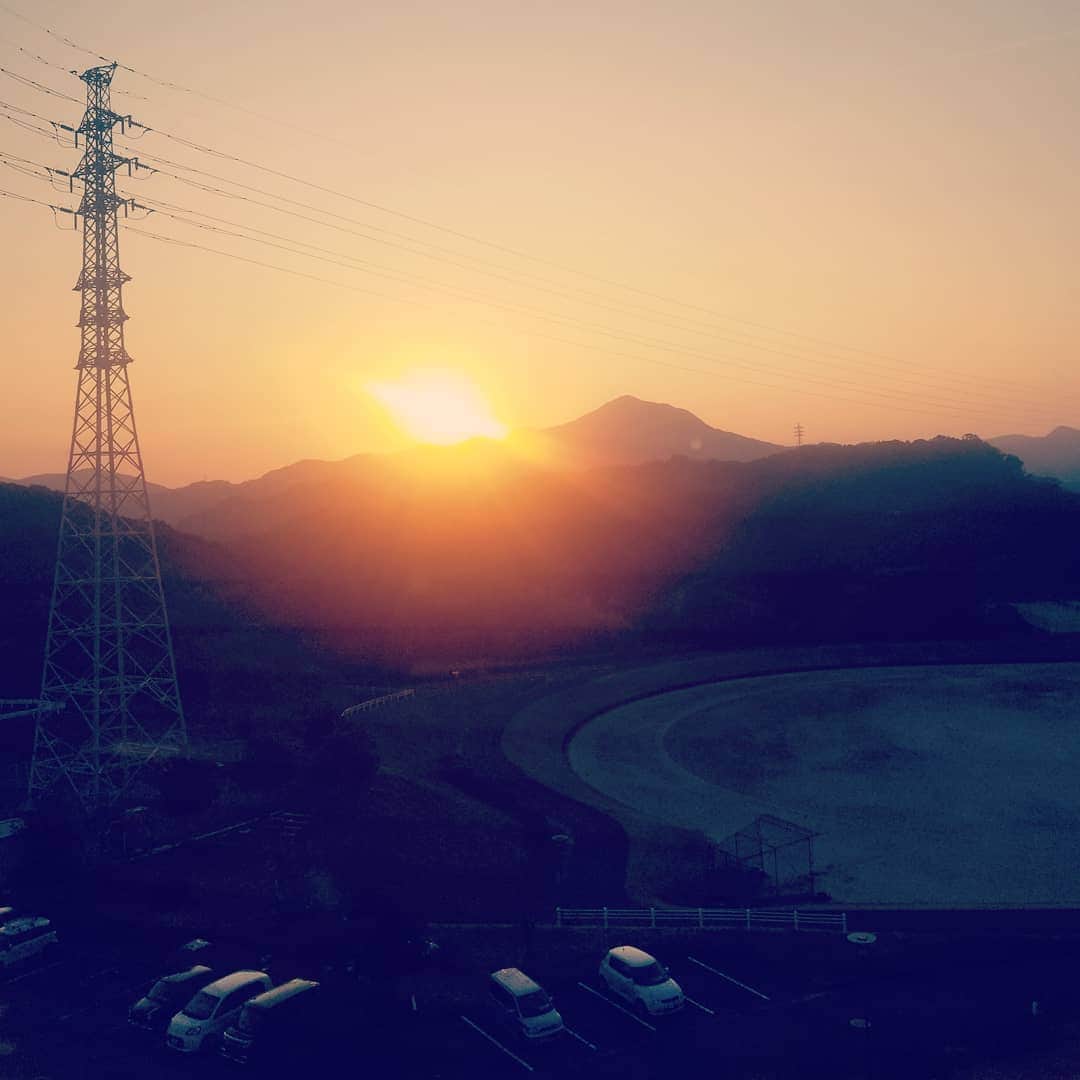 前田真里さんのインスタグラム写真 - (前田真里Instagram)「#photocity_nagasaki  岩屋山にしずむ夕日もお気に入り。  #院すたぐらむ #長崎 #sunset  #nagasaki #mountains  #japan #kyushu」12月22日 10時51分 - maedamari