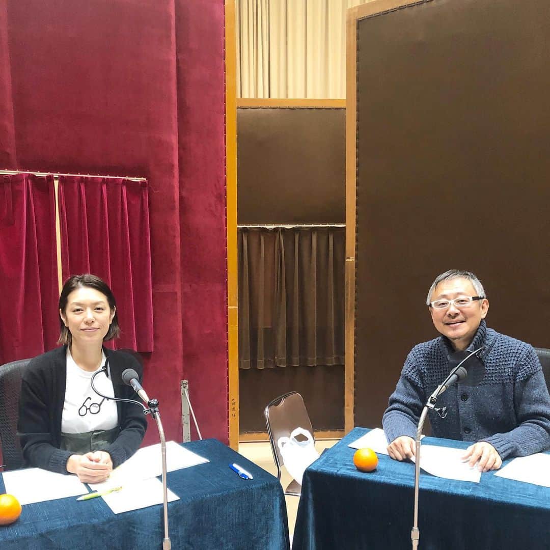 加藤紀子のインスタグラム：「この後0時15分からは NHK-FM『トーキングウィズ松尾堂』 年内最後の放送となります本日は 「令和最初の年を振り返る』と題し、今年お越しくださったゲスト数組の方の「あぁ、こんなお話が！」「そう、こんな演奏も！」を再びお楽しみ頂く内容です。 進行はいつものこの二人…いや似た二人… 🤔？ （久しぶりに私リクエストの一曲も。大好きなあのバンドのあの歌を🥰🎵） 聞き逃した方は明日から配信「聞き逃しサービス」でお楽しみ頂けます！  13時55分からは TOKYO-FM『ルノーサンデーボヤージュ』 パリのデパートのクリスマスイルミネーションのお話🎄 どちらもお付き合い頂けると嬉しいです😊  #トーキングウィズ松尾堂 #nhkfm #田丸雅智さん #ショートショート #ルノーサンデーボヤージュ #tokyofm #ラジオと過ごす日曜日」