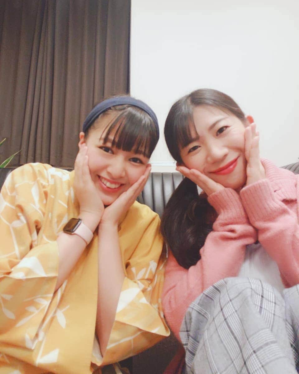 のインスタグラム：「12/21(土)22(日)は 奈良健康ランド⭐奥重敦史さんリーダー週に、出演させていただいてます。  是非、遊びに来てください(* ´ ▽ ` *)ﾉ⭐  今日も元気です！！！ ちなみに、 『今日も元気です！』は、 小林ゆうちゃんが、SNSで必ず言う締めの言葉なのですが、  私が、 Twitterでマネして呟いたとき、 『ひで子姉さん、 今日は電気です！ って、書いてくれてありがとうございます！！！』 と言っていました。  こんな会話が 常日頃 繰り広げられております。  なんとも ゆうちゃんらしい……😁✨ と言うわけで 今日は、電気です！！！ #吉本新喜劇 #よしもと新喜劇 #新喜劇 #奈良健康ランド  #小林ゆう  #服部ひで子」