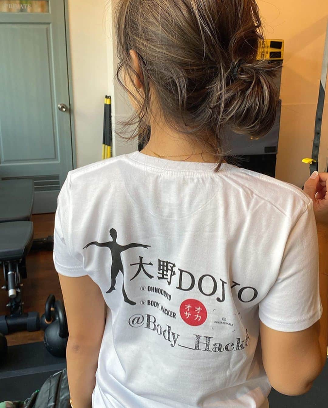 Risako Yamamotoさんのインスタグラム写真 - (Risako YamamotoInstagram)「2019年トレーニング納め💪🏾✨ ・ 最初は運動嫌いで入会したトレーニングを9年も続けられているのは大野さんのおかげです🙏🏼 ・ ただトレーニングをお願いするだけでなく、健康的な身体でいれるおかげでもあり、メンタル的な事まで気付いてサポートして下さる特別な存在のお兄ちゃん✨(勝手にお兄ちゃん。笑🙏🏼) ・ ・ 2019年もお世話になりました☺︎ いつも優しく面白い大野dojyoの皆さまが大好き！♡ 来年も宜しくお願いします🤲🏽🤍 ・ ・ 最近のお気に入りウェアは大野dojyoオリジナルTシャツ🤗 ・ ・ #大野dojyo #パーソナルトレーニング #personaltraining #gym #workout #slohasholic #堀江」12月22日 10時52分 - risako_yamamoto