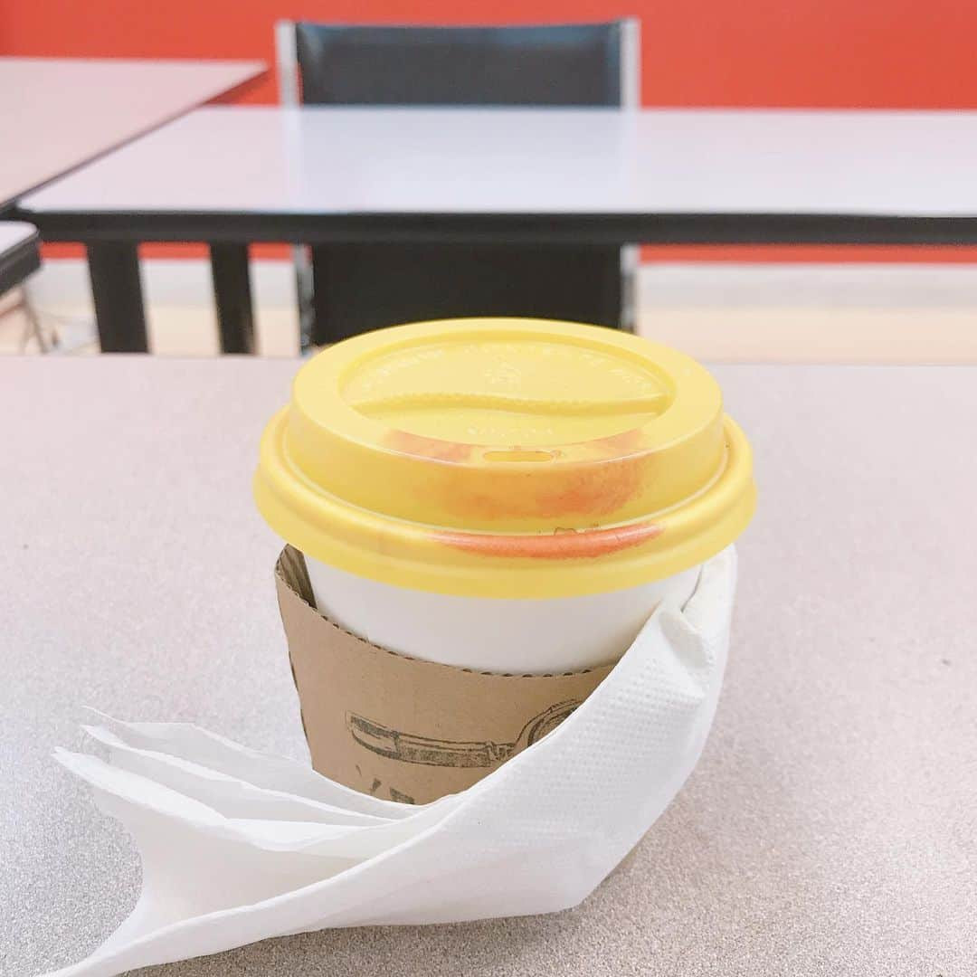 Sachiさんのインスタグラム写真 - (SachiInstagram)「学校の向かいにあるcoffee shopも 毎朝通ったなぁぁ。 .  stamp Cardも貯まったよ。 . いつものだよね？って Order 前に出してくれるところがなんだか 心地良かった。 同じメニューに徹したよねw . Canadaのcoffeeは濃いめでややstrong。 . hard waterよりの国だから、 また違った風味なのかな。 . sachiはhard water好きなので、 Coffeeとhot waterをひたすら飲んでたよ。 お水は本当に美味しかった。 . . #お水が大好き#硬水 #毎日がサバイバル #hello#thankyou#youarewelcome#nice #sachiのitemたち#coffee#coffeetime  #sachiのanothersky#canada#toronto #留学生活#海外生活#water #studyabroad2019#japanesegirl #sachiの短期留学#sachiのbeautytime #sachiは食いしん坊」12月22日 10時53分 - sattyyyyy