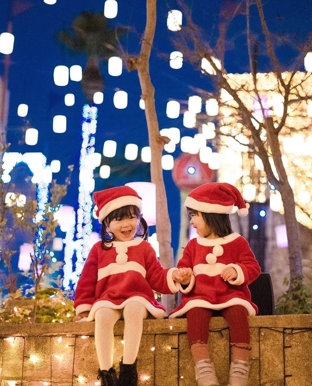 iko-yo（いこーよオフィシャル）さんのインスタグラム写真 - (iko-yo（いこーよオフィシャル）Instagram)「・﻿ ーーーーーーーーーーーーーーーーーー﻿﻿ ユーザー投稿pic紹介﻿😎🌴🌺﻿ ーーーーーーーーーーーーーーーーーー﻿﻿ ﻿ ﻿ 🗣️caption💭﻿ イルミネーションにテンションが上がる✨﻿ ﻿ お嬢さんはクリスマスを楽しみにしているようで、毎日クリスマスの絵本を持ってきます😁﻿ ﻿ ﻿ ✨pick up✨﻿ ♥️ ​＠o.aiko.a﻿ 🗾大阪府枚方市﻿ 🏛️#ひらかたパーク﻿ ﻿﻿ ﻿﻿ 💟facilities💟﻿ 【ひらかたパーク】﻿ #ひらパー の愛称で親しまれる関西最大級の遊園地 ​﻿ 小さな子供から、中高生でも楽しめる様々なアトラクションがいっぱいです ​﻿ ﻿ 現在ひらパーでは、#クリスマス イベント&#イルミネーション イベントを開催中！﻿ #光のひらパー2019﻿ ﻿ ﻿ ﻿ ＜営業期間＞10:00～﻿ ※閉園時間は曜日・時期により異なる﻿ ﻿ ＜定休日＞公式サイトの営業カレンダーで要確認﻿ ﻿ ＜料金＞入園のみ　大人1,400円、子供800円﻿ ﻿ ＜住所＞大阪府枚方市枚方公園町1-1﻿ ​https://iko-yo.net/facilities/257﻿ ﻿ ﻿﻿ ﻿﻿ 🐾 ​いこーよ公式インスタグラム ​🐾﻿﻿ @ikoyo_official では、子育てやおでかけに関する写真を募集しています ​ ​ ​﻿﻿ ・﻿﻿ まずは、 ​@ikoyo_official をFollow ​﻿📲﻿ その後は、#いこーよ をタグ付けしてインスタグラムを投稿してください😆💕﻿ ﻿ とくに魅力的な写真は、いこーよ公式SNS（instagramほか、Facebook、Twitterなど）のアカウントや、いこーよ内の記事でも紹介&使用させていただく場合がございます😁♥️﻿ ﻿ 子どもに関するものなら、どんなものでもOK🙆‼︎ ﻿﻿ 親子でおでかけした思い出や、お子さんとの日常など、沢山のご投稿お待ちしております‼︎ ​✨﻿」12月22日 10時54分 - ikoyo_odekake