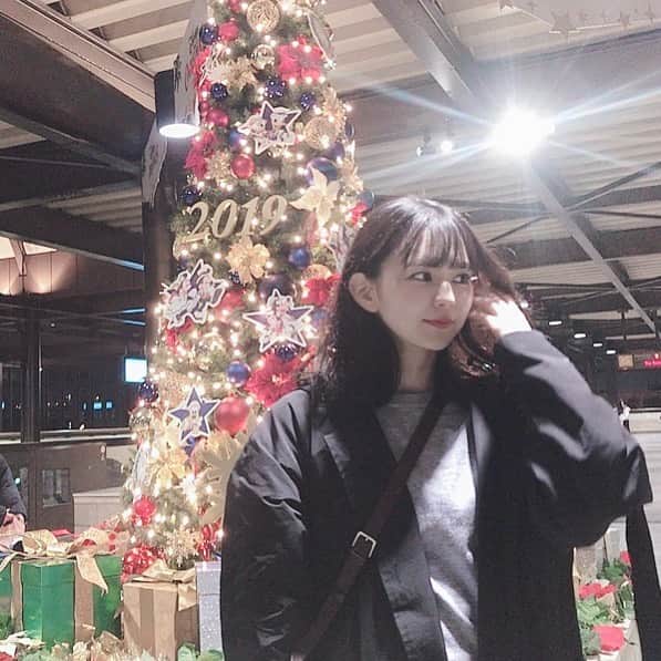 のインスタグラム：「𖥎⋆ もう少しでクリスマスだー！ 街中キラキラしてて気分があがるよー✦ * ⠀ 年末に向けて大掃除しなきゃだけど寒くて気持ちが進まないよー☹︎ あ、こういうときにぴえんって使うのか。ぴえん。」