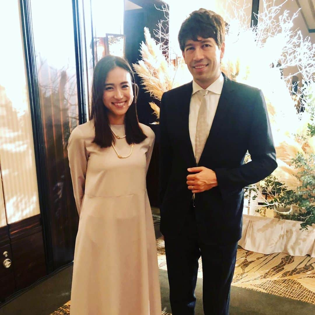 Saschaさんのインスタグラム写真 - (SaschaInstagram)「楽天の #浅村栄斗 選手 #淡輪ゆき さん結婚式の司会を担当させていただきました！新婦のたんちゃんにはスポナビライブの #Bリーグ 情報番組 #b_week のアシスタントとしてお世話になった縁で式の司会にご指名いただきました。TBSの #笹川友里 アナウンサーと一緒でした。こちらも太田さん共々ご夫婦でお世話になっております！さすが日本を代表するバッターの式だけあって野球界から豪華なみなさんが出席されまして、そして #サンドウィッチマン さん #中川家 さんも楽しいトークを披露していただき式は大盛り上がり。サプライズ好きの新郎新婦のお互いへの仕掛け満載で、最後は2人の涙で感動のエンディングとなりました。たんちゃんの支えを得て来シーズン浅村選手は更なる活躍で優勝そしてオリンピック金メダルを獲得してくれるはずです！」12月22日 11時08分 - sascha348