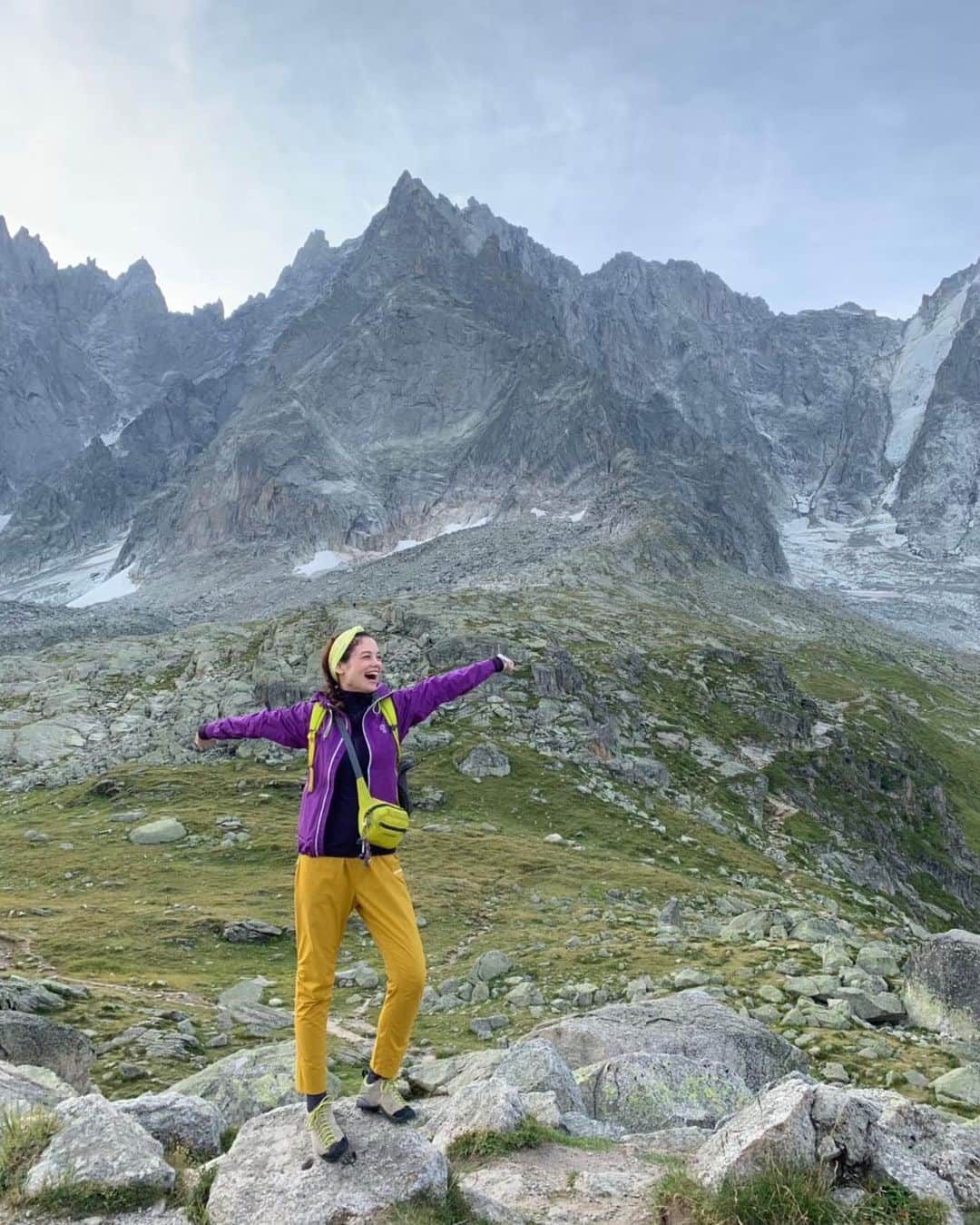 仲川希良さんのインスタグラム写真 - (仲川希良Instagram)「今年の山旅を振り返るアドベントカレンダー、8月に入りました🌞 ・ 8月といえば11日の山の日！ ・ ・ インスタグラムでは「山の日お話会」と題して フォロワーの方々からいただいたたくさんの質問にお答えするミニイベントで山の日を楽しみました♩ ・ 参加してくださった皆さんありがとうございました プロフィールの下のハイライトにまとめてあるので、よかったら見てみてくださいね ・ ・ そして先日、「山の日アンバサダー」に就任させていただきました！ ・ 山があるからこそ私たちの暮らしがある 登る人も登らない人も、山に想いを馳せる大切な日になるよう 国民の祝日である「山の日」を盛り上げていきたいと思います😊 ・ ・ #⛰ #山の日 #8月11日 #登山 #トレッキング #ハイキング #山旅」12月22日 11時04分 - kiranakagawa