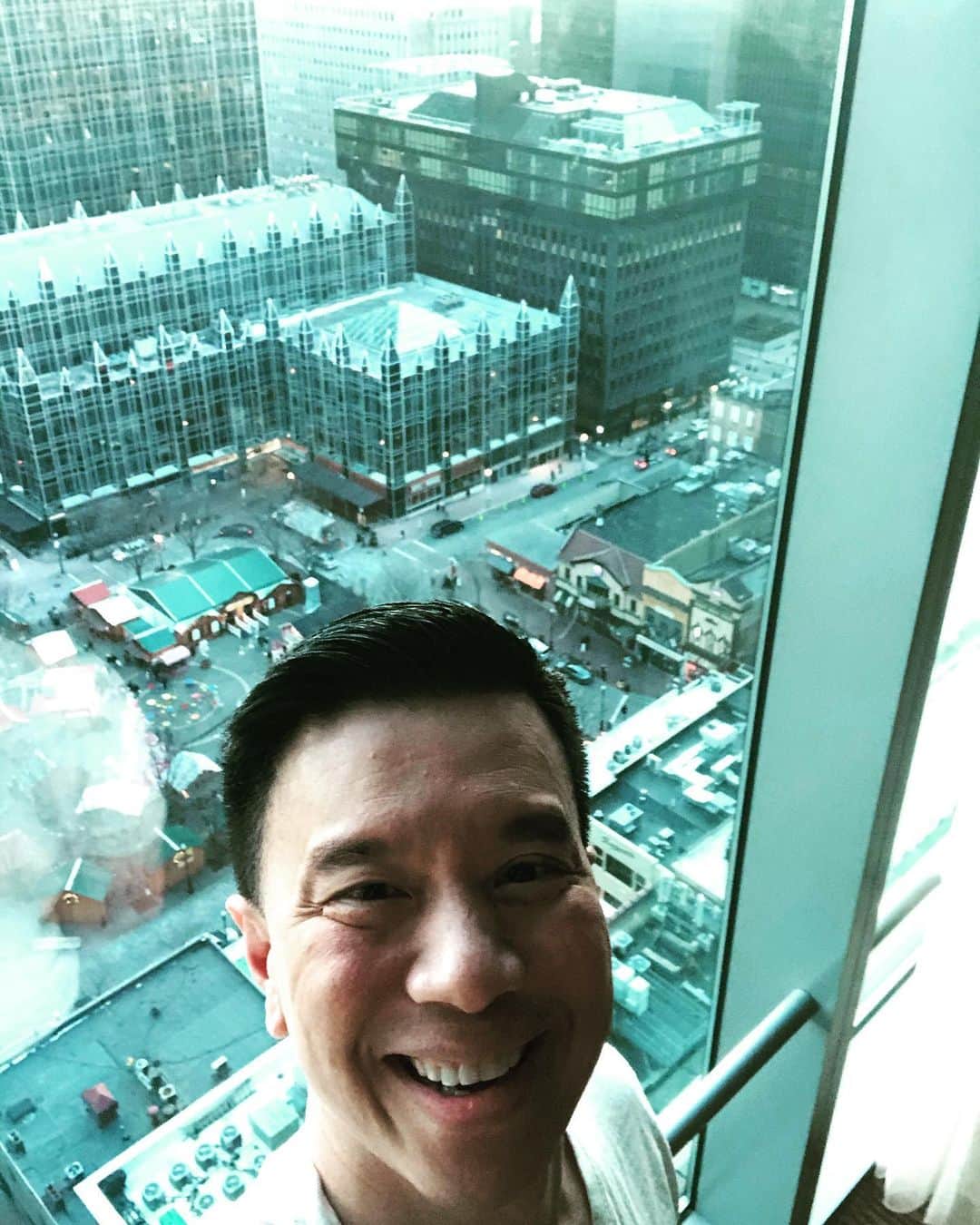 レジー・リーのインスタグラム：「Oh Pittsburgh. Who knew your food was so fricking good??!! I now have to work off the Pittsburgh food so I can eat all the holiday food. #foodiefoodiefoodiefoodie #whyisfoodsogood」
