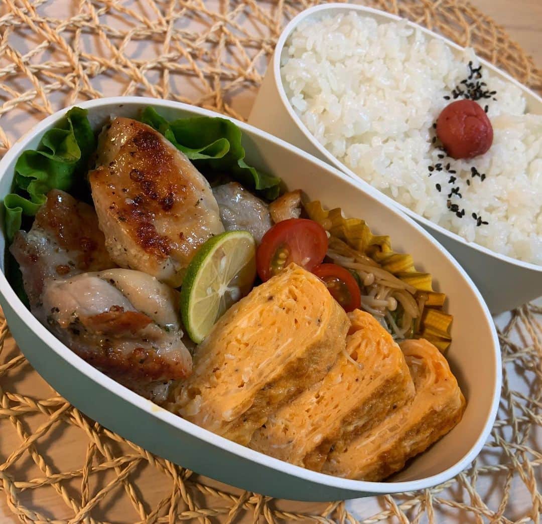 本田しおりのインスタグラム：「#今日のお弁当  #鶏のバジル焼き #長葱入り出し巻き卵#エノキネギバター  #お弁当 #本田弁当 #旦那さん弁当 #神ちゃん弁当」