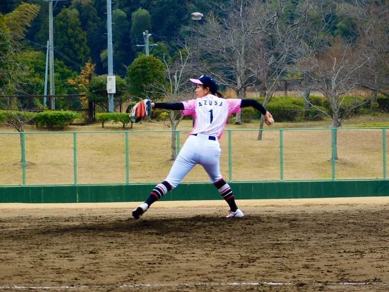 上杉あずささんのインスタグラム写真 - (上杉あずさInstagram)「. ジーエムメディカルさんと合同練習⚾️ 紅白戦形式の練習、とてもタメになりました！9人目の野手としての投手守備や牽制、内野守備、いろいろまだ野球初心者なところが露呈しますが、毎回毎回ちょっとずつ階段上ってます笑。 試合でのヒットはまだないのですが、今日はレフト前ポテンヒット？的なのを放てたので、これを実際に試合で打てるようしっかり振り込みます！"初ヒット"の相手が元福工大の萱島くんというのもまた何かの縁？笑🤭🙏🏼 強いチームから学ぶことたくさん！！これからもよろしくお願いします🙇‍♂️🌺 #草野球 #草野球チーム #合同練習 #紅白戦 #練習試合 #野球 #軟式野球 #福岡 #fukuoka #baseball #teams #games #gm #medical #porks #hardbankporks」12月22日 11時19分 - azumacks