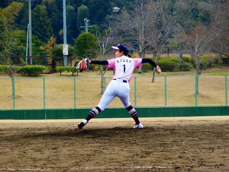 上杉あずさのインスタグラム：「. ジーエムメディカルさんと合同練習⚾️ 紅白戦形式の練習、とてもタメになりました！9人目の野手としての投手守備や牽制、内野守備、いろいろまだ野球初心者なところが露呈しますが、毎回毎回ちょっとずつ階段上ってます笑。 試合でのヒットはまだないのですが、今日はレフト前ポテンヒット？的なのを放てたので、これを実際に試合で打てるようしっかり振り込みます！"初ヒット"の相手が元福工大の萱島くんというのもまた何かの縁？笑🤭🙏🏼 強いチームから学ぶことたくさん！！これからもよろしくお願いします🙇‍♂️🌺 #草野球 #草野球チーム #合同練習 #紅白戦 #練習試合 #野球 #軟式野球 #福岡 #fukuoka #baseball #teams #games #gm #medical #porks #hardbankporks」