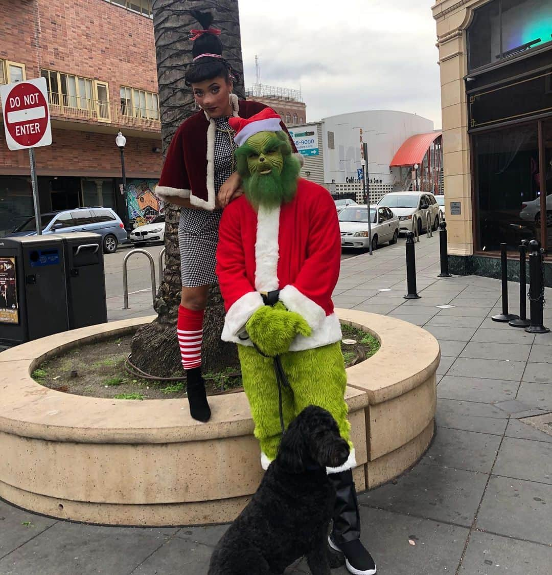 ステフィン・カリーさんのインスタグラム写真 - (ステフィン・カリーInstagram)「Christmas with the Currys! the Grinch, Cindy Lou Who and Max (aka Rez). Thanks to everyone on the team that helped bring the 7th version to life. More to come @eatlearnplay 🙏🏽」12月22日 11時20分 - stephencurry30