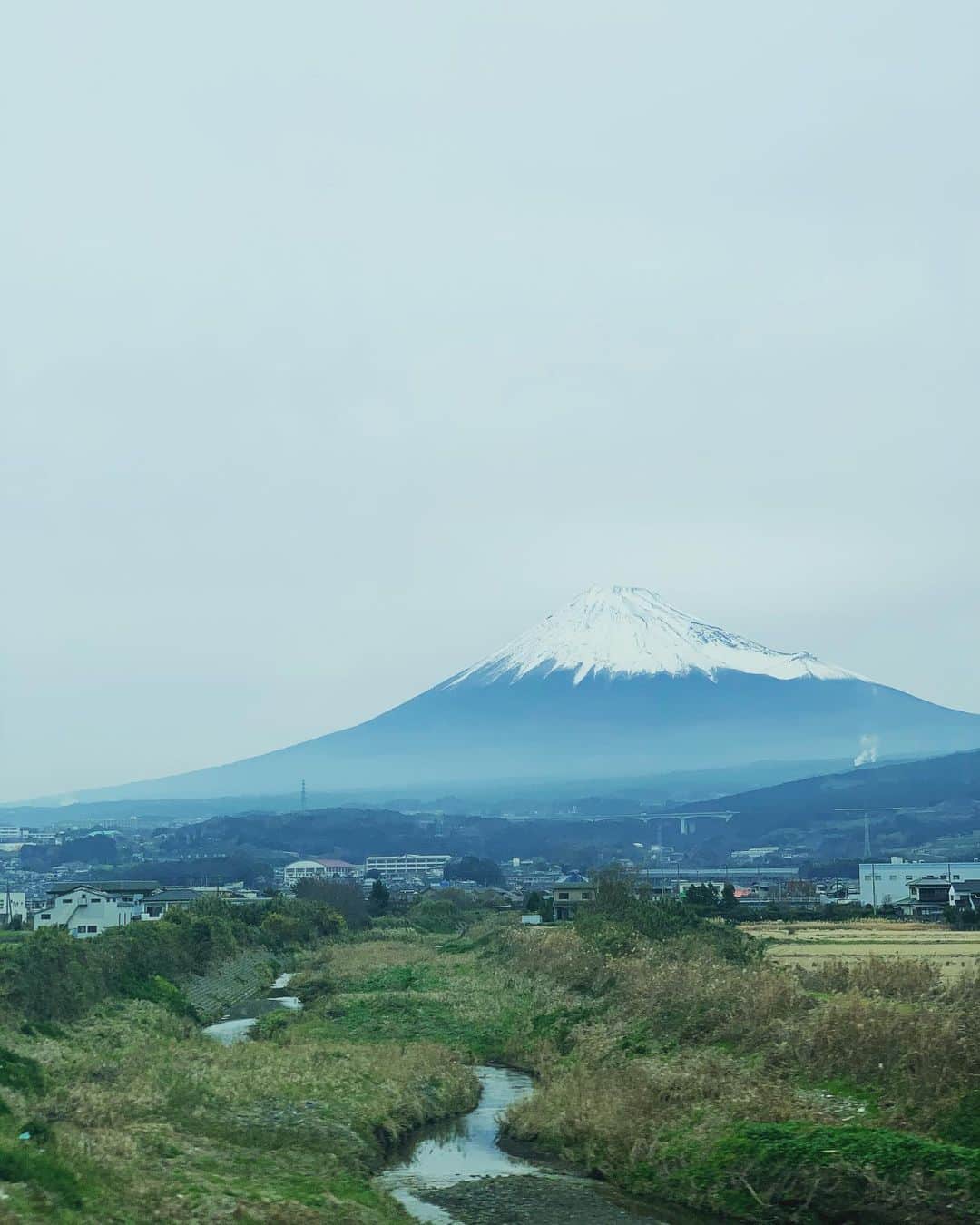 井上和香さんのインスタグラム写真 - (井上和香Instagram)「. 新幹線で移動中🚅 いつもボーッとしてたり、何か読んでたり、寝てたりするから富士山を見逃すことが多かったけど、今日はバッチリ写真も撮れた😊 やっぱり雪が乗っかってる方が富士山らしいね🗻 . #新幹線移動 #富士山 #やっぱり格好いい山だな #乾燥が酷くて肌も髪もバサバサ #ケアしなきゃ泣」12月22日 11時23分 - inoue_waka