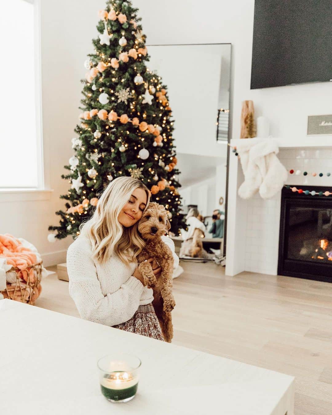 Aspyn Ovard Ferrisさんのインスタグラム写真 - (Aspyn Ovard FerrisInstagram)「So excited to be partnering with the makers of the @Glade® brand this coming year! We have been burning the Icy Evergreen Forest 3-Wick Candle to set the mood for the holidays! (Fun fact: More wicks fill the room with fragrance faster!!) The best cozy calm scent!!! Check the link in my story to shop! #ad」12月22日 11時29分 - aspynovard