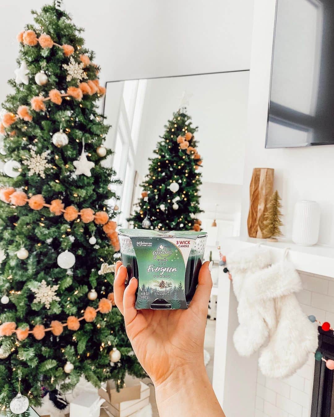 Aspyn Ovard Ferrisさんのインスタグラム写真 - (Aspyn Ovard FerrisInstagram)「So excited to be partnering with the makers of the @Glade® brand this coming year! We have been burning the Icy Evergreen Forest 3-Wick Candle to set the mood for the holidays! (Fun fact: More wicks fill the room with fragrance faster!!) The best cozy calm scent!!! Check the link in my story to shop! #ad」12月22日 11時29分 - aspynovard