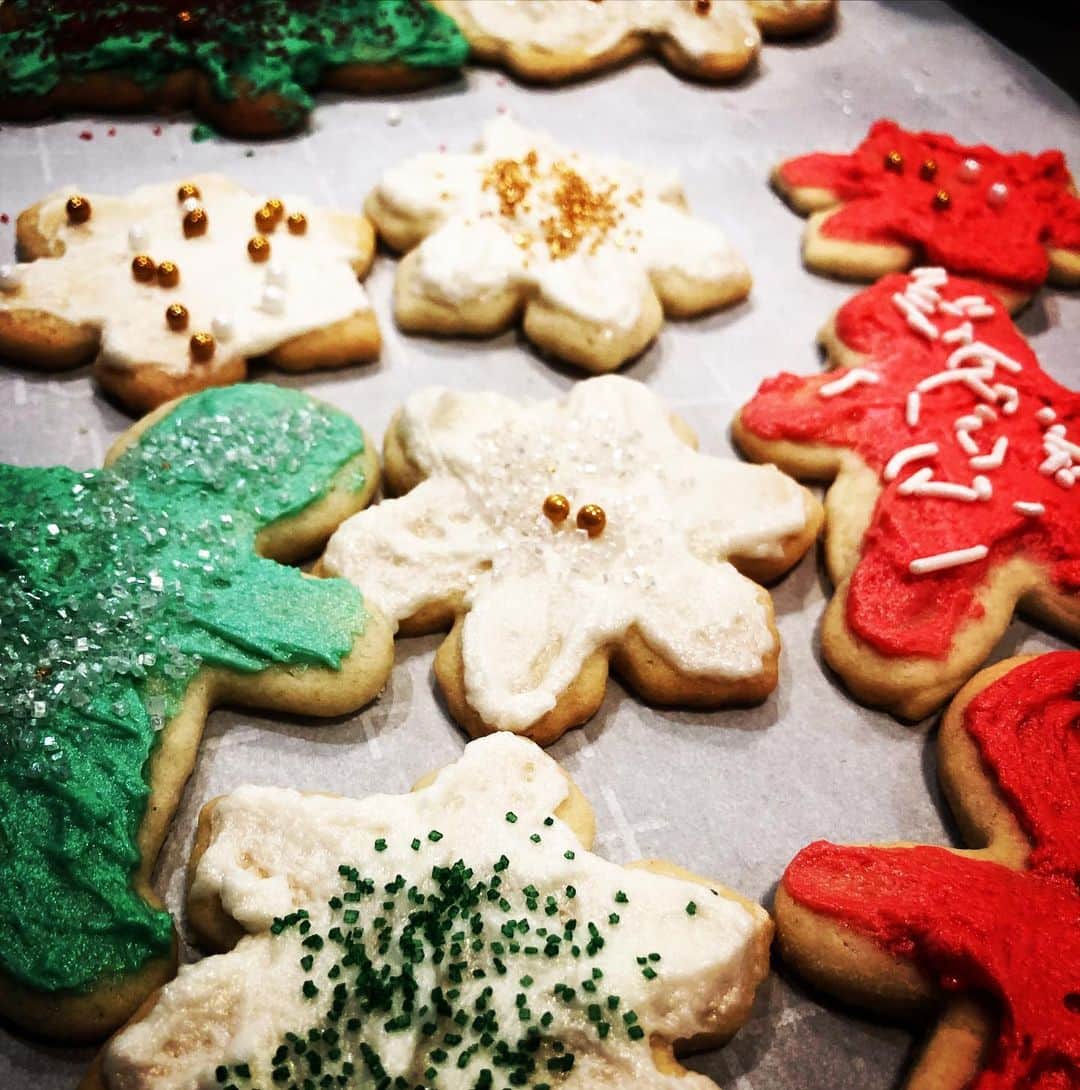 ジェニー・ガースさんのインスタグラム写真 - (ジェニー・ガースInstagram)「Christmas cookie time! 😋 Loved baking these family favorites with my sweet cousin this year 🎄🎁🕎🎅🏻 #christmas #cookies #baking #family #colorado #yummy」12月22日 11時43分 - jenniegarth