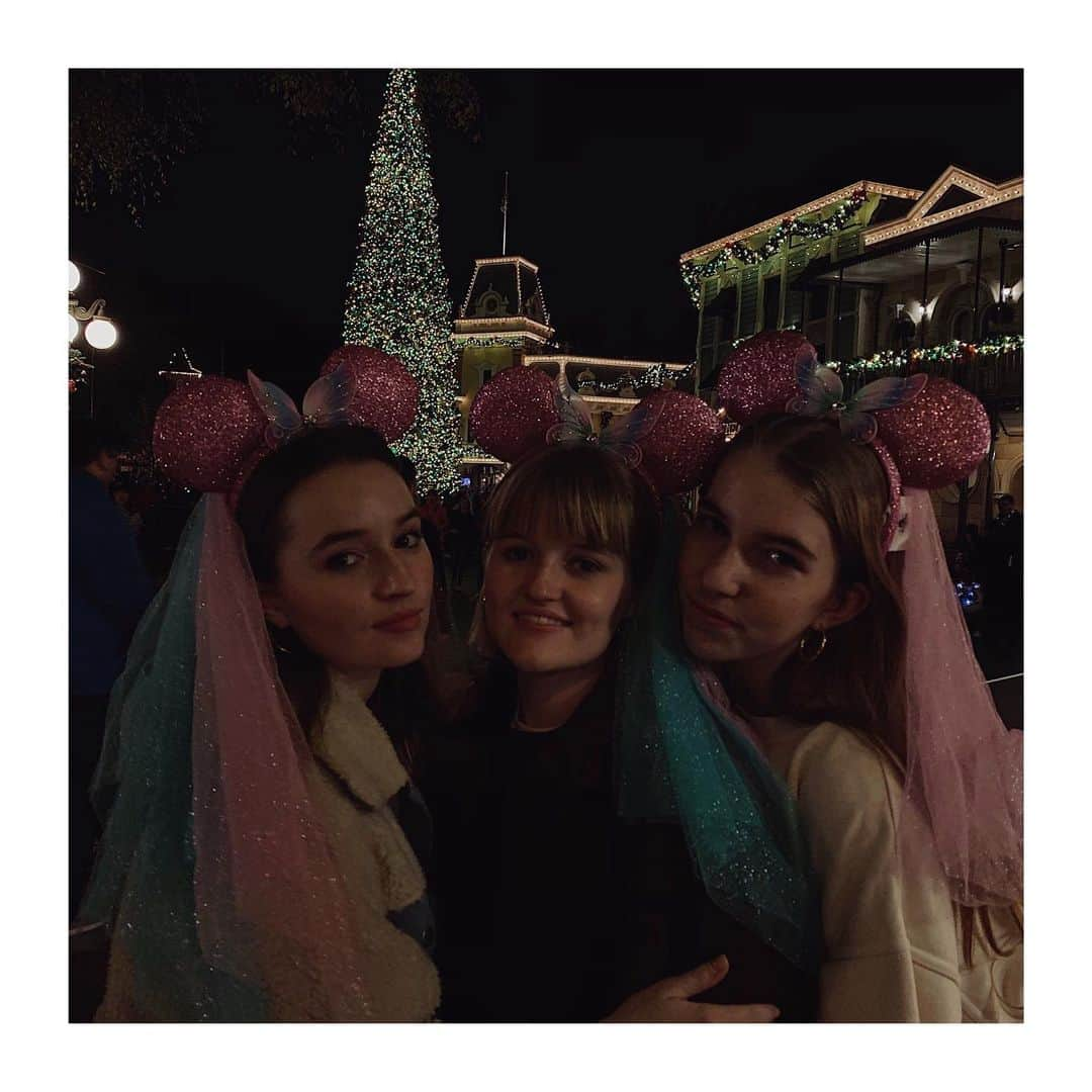 ケイトリン・ディーヴァーさんのインスタグラム写真 - (ケイトリン・ディーヴァーInstagram)「@disneyland  #disneyland #HolidaysBeginHere such a gooood bday!!! ☃️ 🌲」12月22日 11時47分 - kaitlyndever